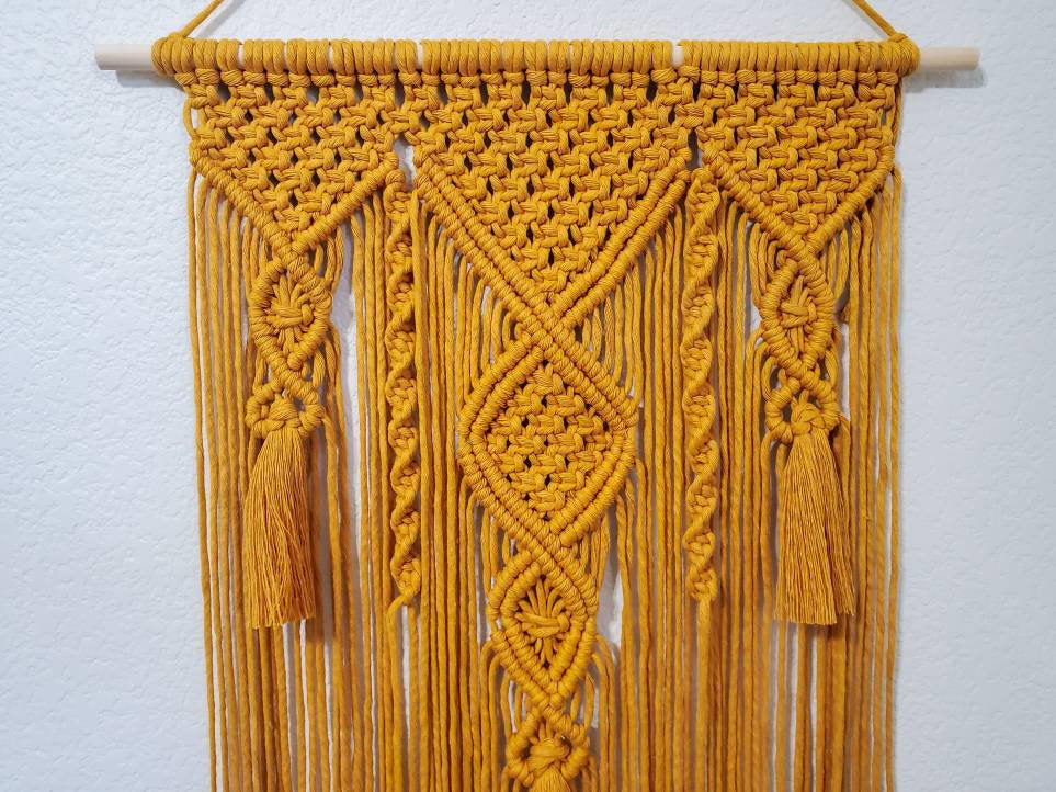 Macrame wall hanging 'stella'.