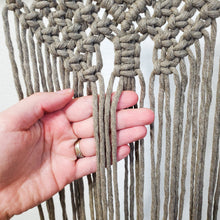 Load image into Gallery viewer, Beginner macrame wall hanging pattern &#39;Luna&#39;. PDF pattern digital download.
